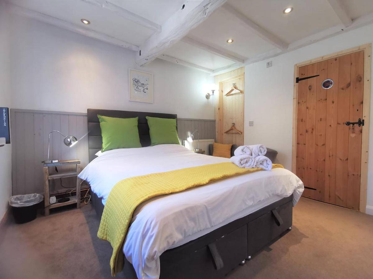 Anchoragewells King and Doubles on Room-Only or the Entire Cottage for 8 with 4 Ensuite Rooms in Wells-next-the-Sea, Norfolk Coast