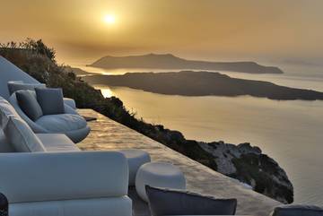 Villa for 10 Guests in Santorini, Cyclades, Picture 3