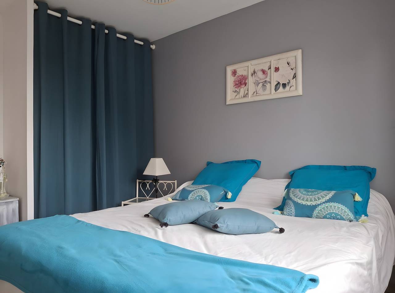 Chambre marine lumineuse avec petit-déjeuner inclus in Montgivray, Région de La Châtre