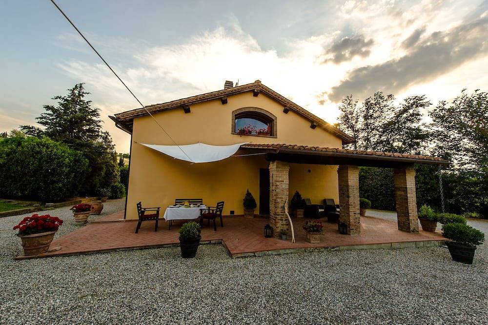 La maison de campagne au milieu d'une petite vallée verte in Empoli, Province de Florence