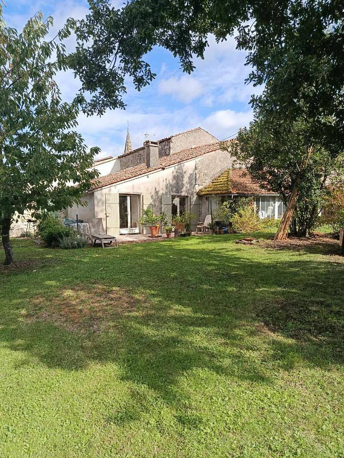 Appartement entier, Maison de village de plain pied sur jardin arboré in Laparade, Région de Marmande