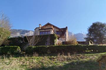 Gîte pour 10 personnes, avec jardin ainsi que balcon et vue sur le lac, adapté aux familles à Aiguebelette-le-Lac