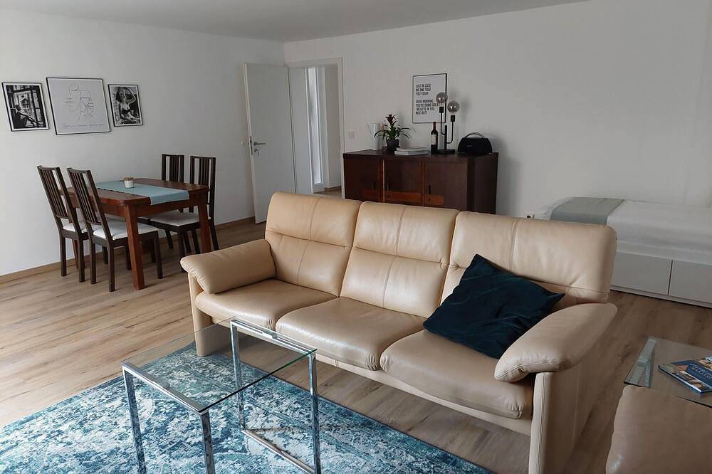 Ganze Wohnung, Geräumige Wohnung in ruhiger Lage mit Terrasse und Straßenbahnanschluss in Karlsruhe, Rheinebene