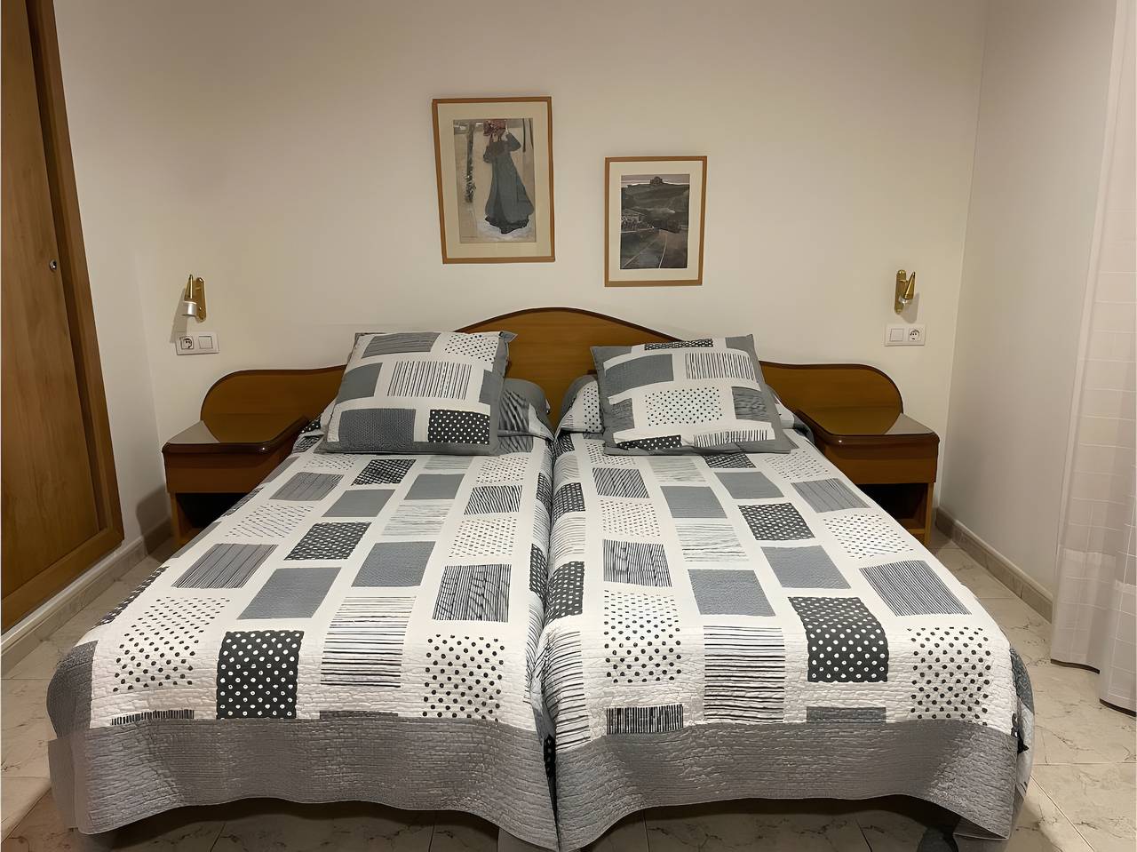 Chambre d’hôtes 'Habitació Familiar' avec balcon, Wi-Fi et climatisation in Figueras, Haut-Ampurdan