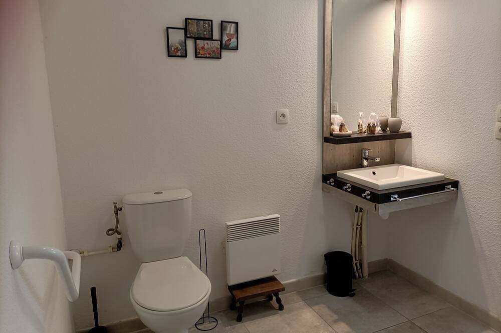 Entire apartment, T2 Jardinet Pmr Avec Dans Résidence Avec Piscine - D71 in Salies-de-Béarn, Béarn