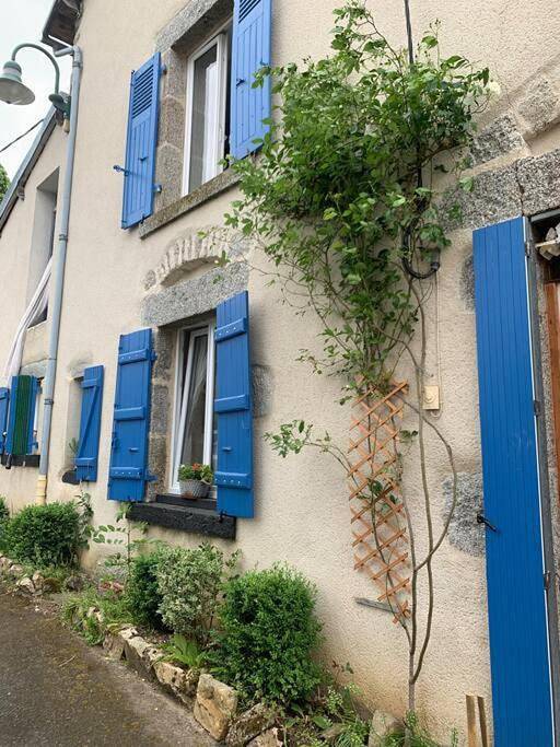 Location de vacances pour 2 personnes, avec jardin et vue, animaux acceptés à Giat