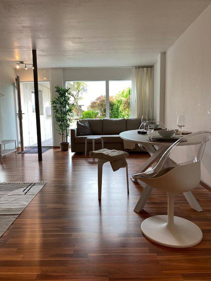Ferienwohnung für 3 Personen, mit Terrasse und Seeblick sowie Ausblick in Leissigen
