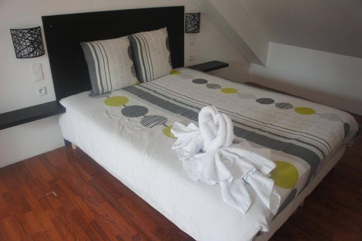 Gîte pour 2 personnes, avec jardin ainsi que terrasse et vue, adapté aux familles dans Cité du Volcan - 2