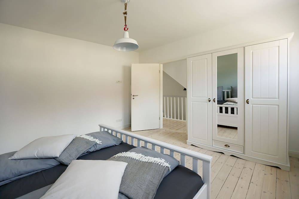 Entire apartment, Vacation apartment on the Strelasund 150m to the beach Wlan 250Mbits & e-car connection in Stralsund, Stralsund Surroundings