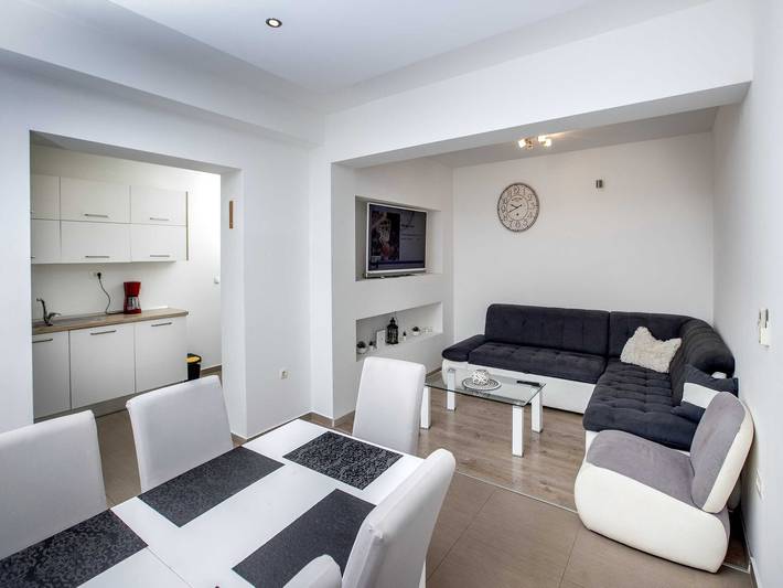 Ferienwohnung für 8 Personen, mit Terrasse und Pool, kinderfreundlich in Split - 4