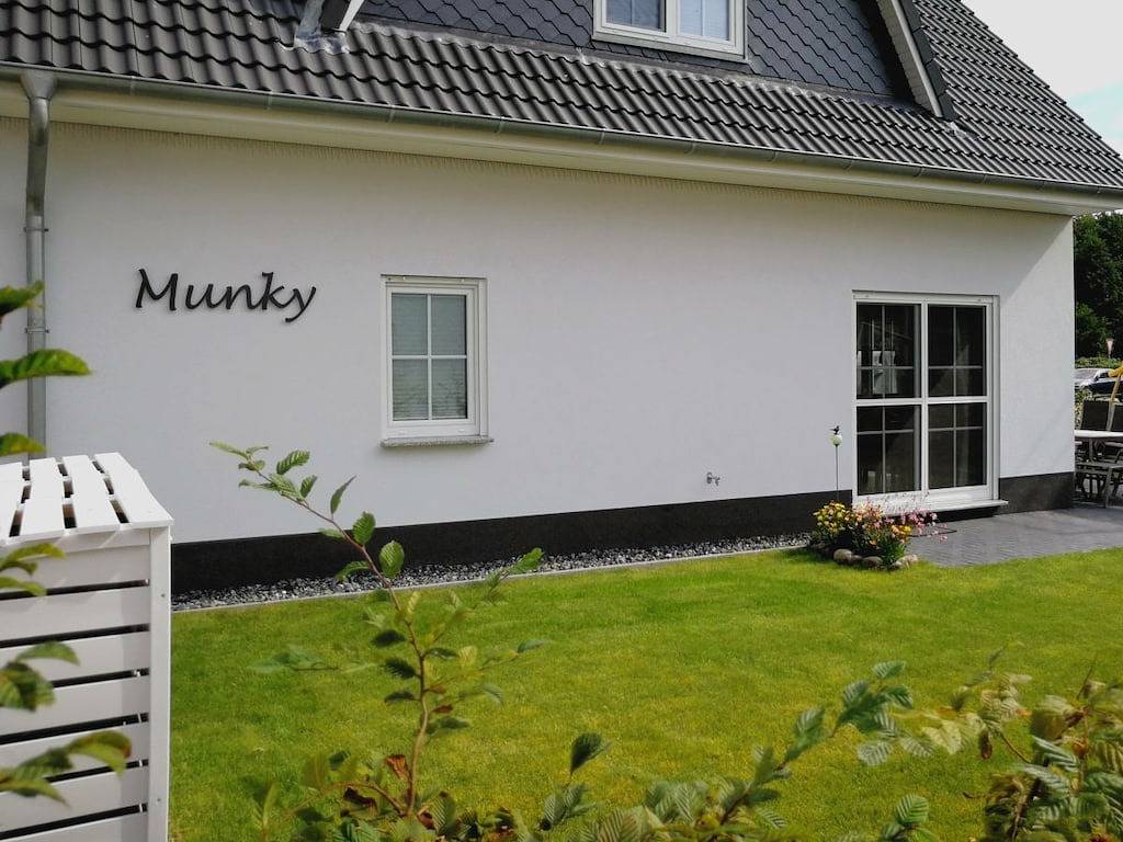 Ferienhaus in Breege mit Schwimmbecken in Breege, Rügen
