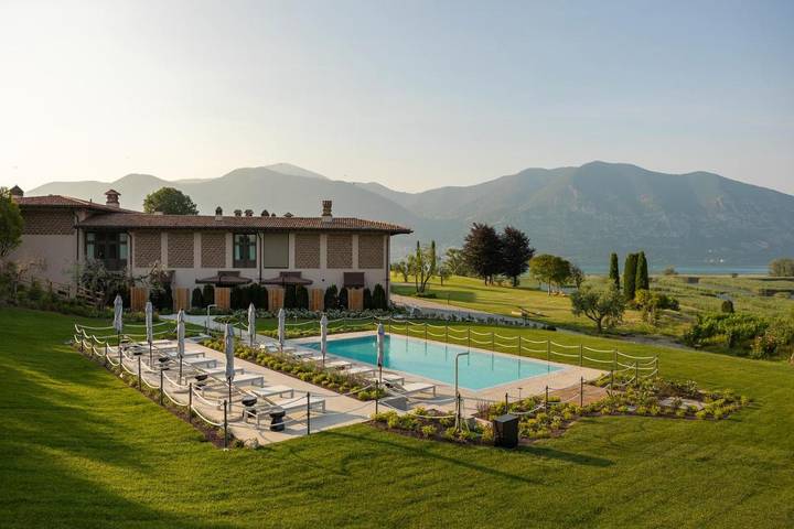 Ferienwohnung für 4 Personen, mit Seeblick und Ausblick sowie Pool und Garten, kinderfreundlich in Gemeinde Iseo