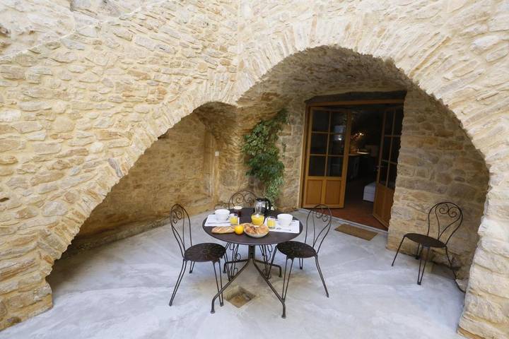 Gîte pour 6 personnes, avec vue et jardin à Sabran