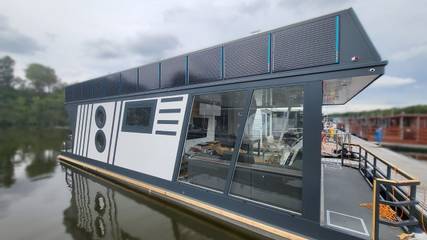 Boot für 6 Personen, mit Balkon und Ausblick sowie Sauna und Seeblick in Röbel-Müritz