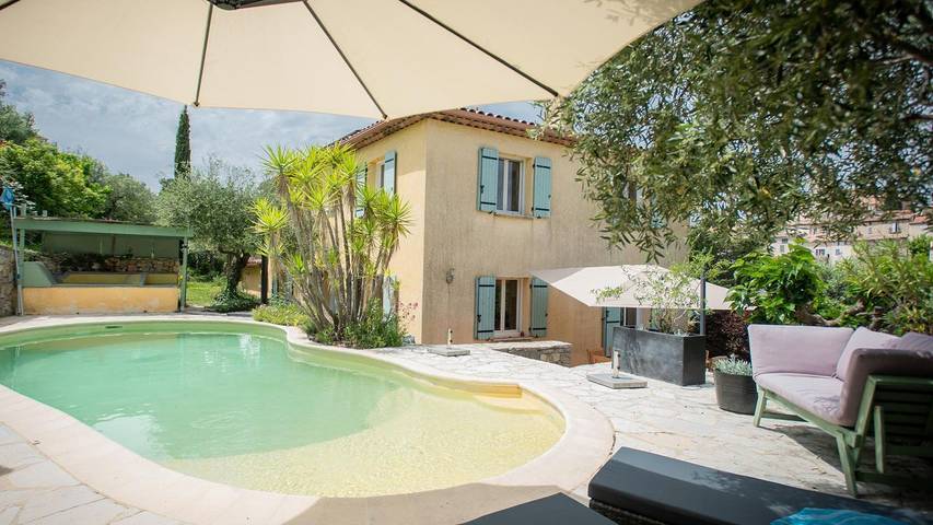 Villa pour 6 personnes, avec terrasse ainsi que piscine et jardin