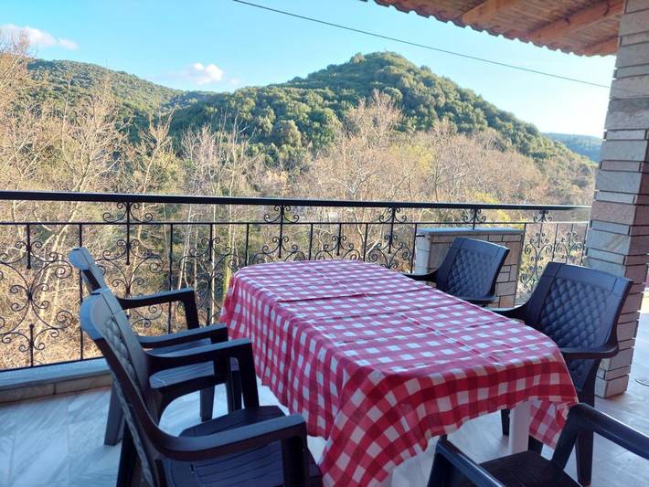 Gîte pour 7 personnes, avec Balcon et Terrasse ainsi que Jardin et Vue dans (Nea) Vrasna