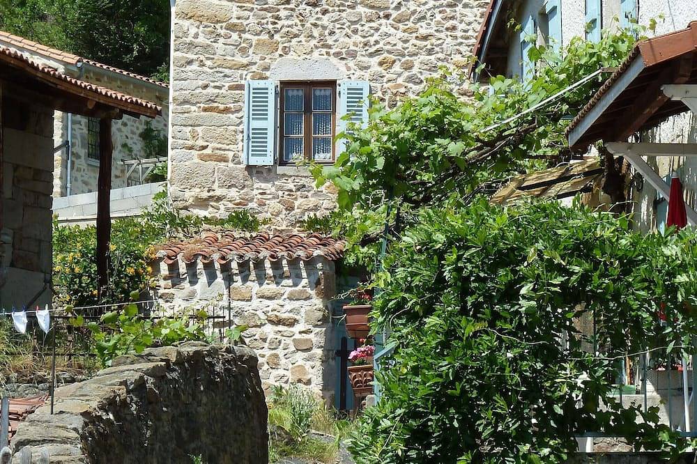 Casa pintoresca con terraza y Bbq, tranquilidad cerca de Langeac in Langeac, Macizo Central