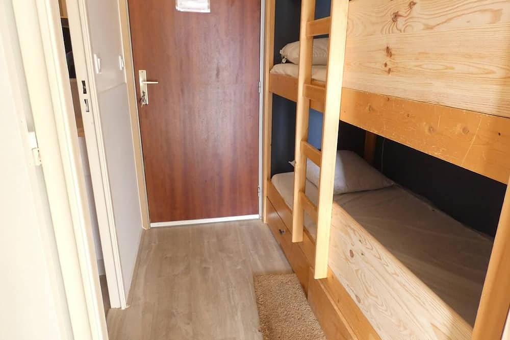 Entire apartment, Cozy 2-Room Apartment for 6, Near Slopes, South-Facing Balcony, Parking, No Pets in Saint-Lary-Soulan, Pyrenees National Park