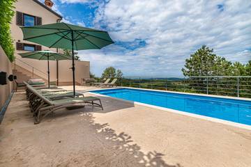 Villa for 14 Guests in Koper, Slovene Istria, Picture 1