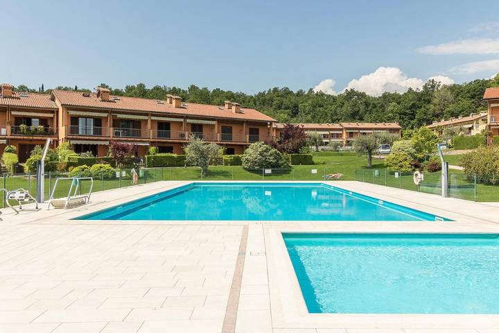 Ferienwohnung für 3 Personen, mit Garten und Pool sowie Seeblick