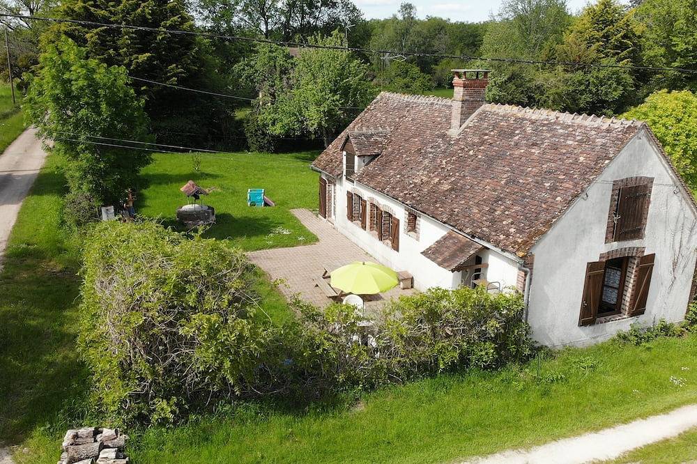 10 minutes from Guédelon, quiet house with large garden not overlooked in Saint-Fargeau, Auxerre und Umgebung