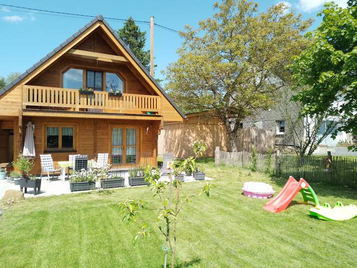 Ferienhaus für 4 Personen, mit Balkon und Whirlpool sowie Terrasse und Garten im Westerwald