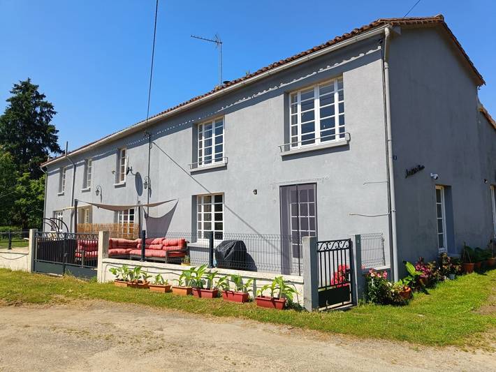 Gîte pour 8 personnes, avec jardin ainsi que piscine et terrasse, animaux acceptés à Vernoux-en-Gâtine