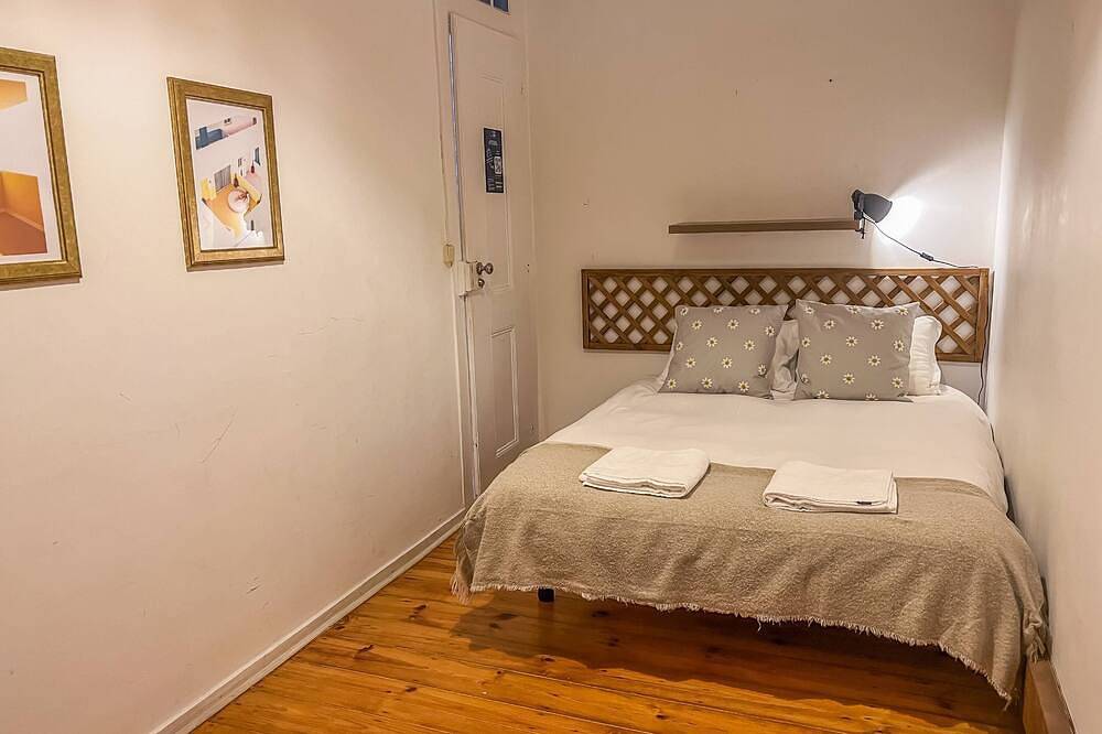 Charming Santos 6 Bedroom Apartment Iii in Lapa, Lissabon
