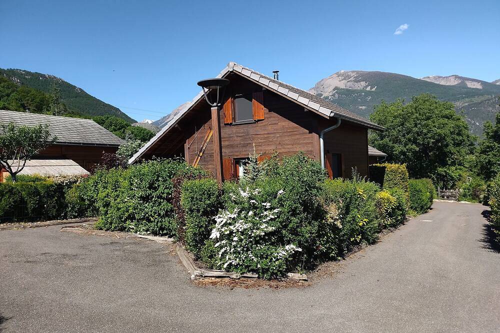Mountain chalet with pool access, children's play area, restaurant and pizzeria. in Guillestre, Écrins National Park