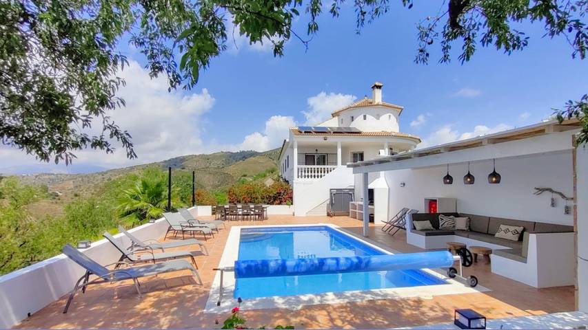 Ferienhaus für 8 Personen, mit Pool und Balkon/Terrasse