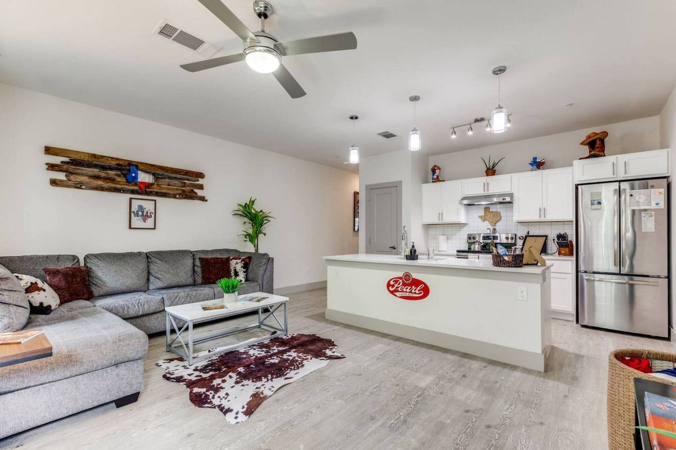 Apartamento vacacional entero, Condominio con vista a la piscina y al paseo del río • Mascotas y estacionamiento gratuito in San Antonio, Condado de Bexar