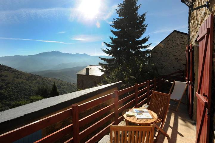 Location de vacances pour 6 personnes, avec Balcon et Terrasse ainsi que Jardin et Vue à Jujols