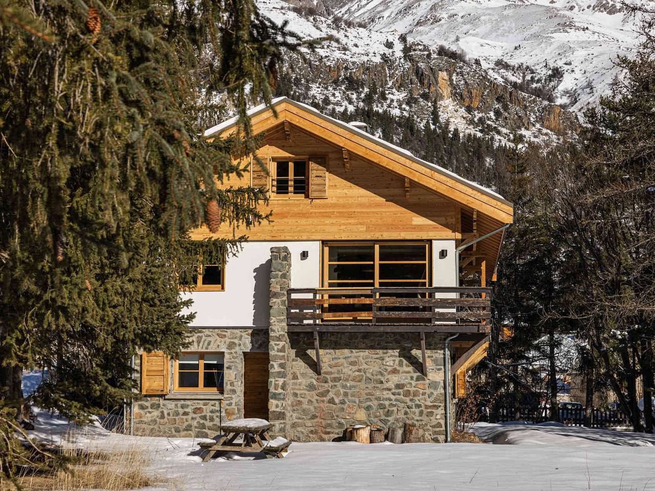 Chalet renovado con acceso directo a pistas, gran jardín y estacionamiento in Le Monêtier-les-Bains, Serre Chevalier