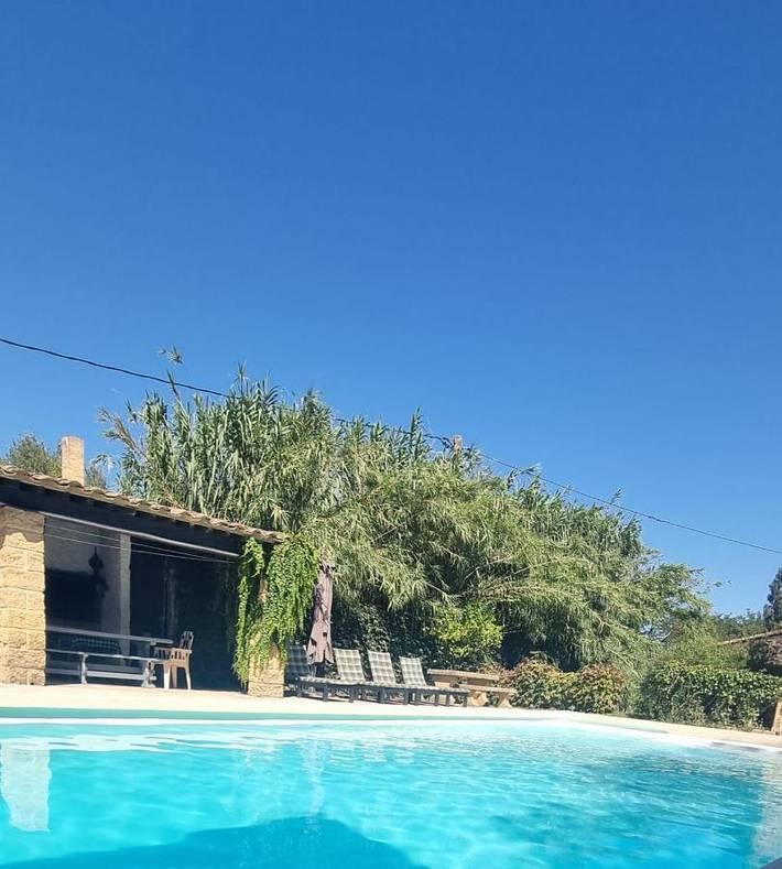 Location de vacances pour 12 personnes, avec vue ainsi que piscine et jardin à Sernhac - 2