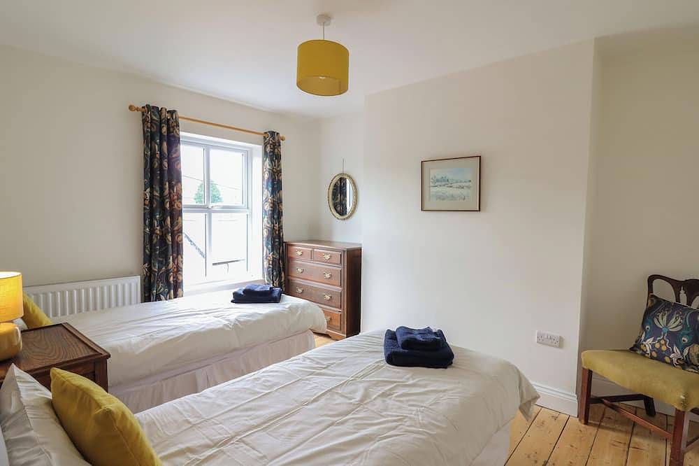 Osborne House, pet friendly, with a garden in Rhayader in Rhayader, Powys