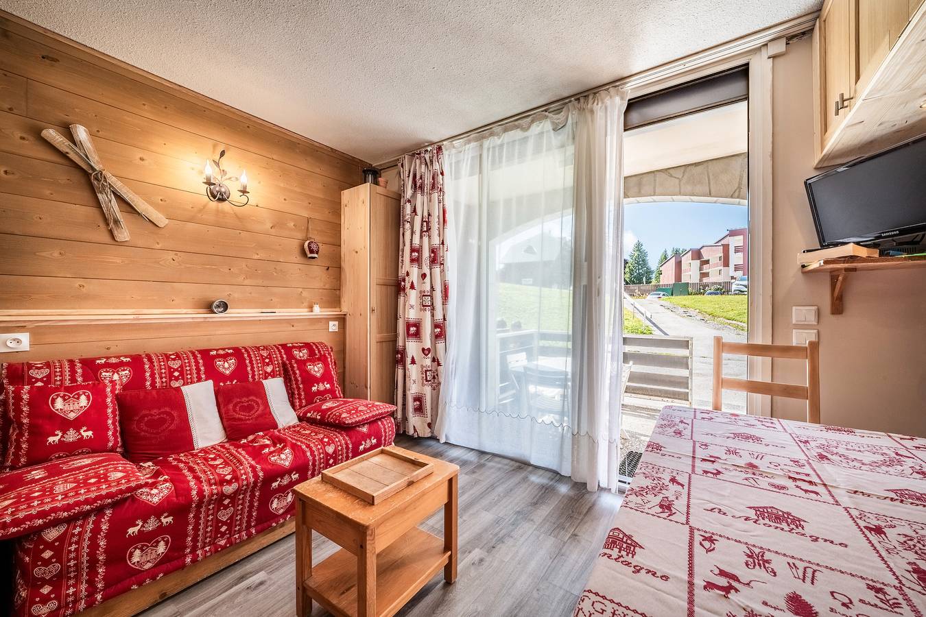 Apartamento entero, Apartamento 'Les Pralyssimes' con vistas a las montañas, terraza privada y Wi-Fi in Le Praz de Lys, Taninges