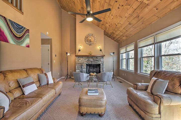 Vacation rental for 100 people, with hot tub and pool as well as yard in Lake Lure