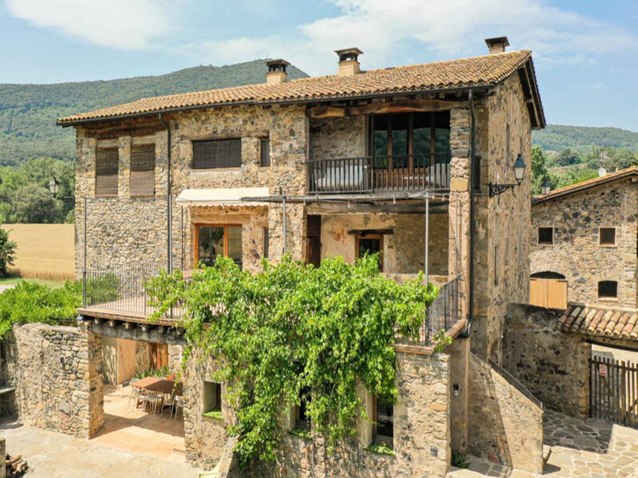Apartamento entero, Casa en La Garrotxa con piscina de agua salada in Montagut y Oix, Garrotxa