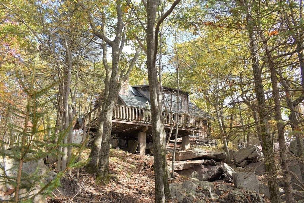 Charming mountain retreat w/ view of Big Boulder and short walk to Lake Harmony in Hickory Run State Park