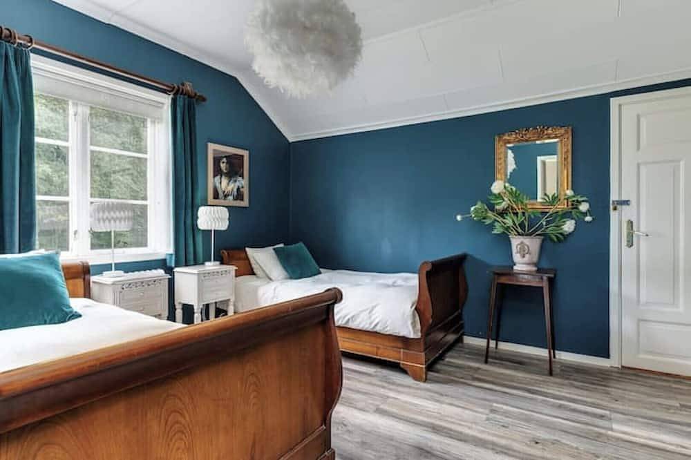 Historic lakeside villa with sauna, kayaks, close to ski resorts in Ludvika, Dalarna