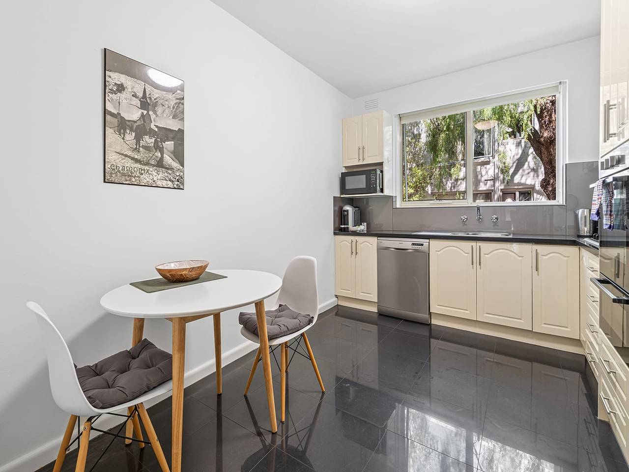 Entire apartment, Charming Inner-City Stay- Space, Style & Location in South Yarra, Melbourne
