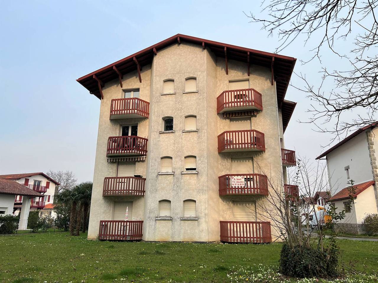Entire apartment, Cambo-les-Bains: Bright T1 Bis with balcony, parking, pets allowed in Cambo-les-Bains, Bayonne region