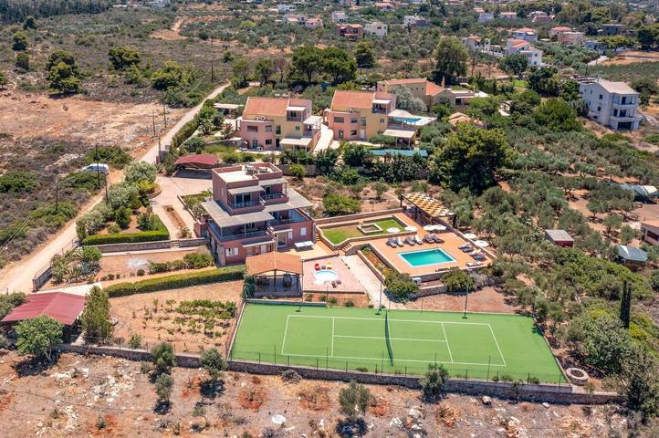 Villa for 14 people, with garden in Chania