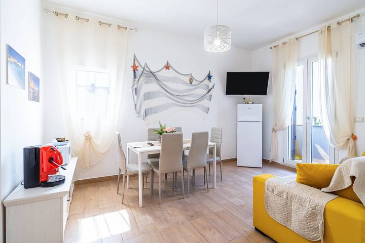Appartement entier, Appartement 'Re Di Denari' avec vue sur la mer, Wi-Fi et climatisation in Lido di Noto, Région de Noto