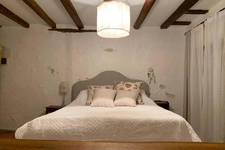 Gîte pour 4 personnes, avec jardin et piscine ainsi que vue sur le lac et vue, animaux acceptés à La Fontaine-Saint-Martin - 3