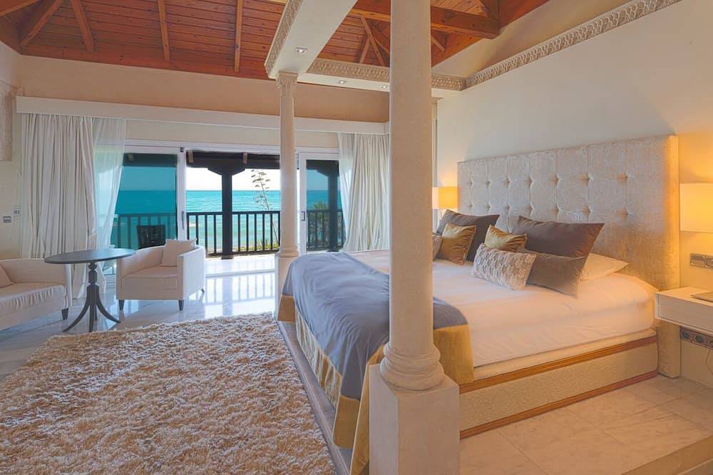 Villa de 7 dormitorios en primera línea de playa in Las Chapas, Marbella