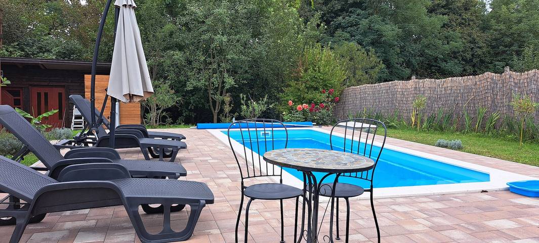 Ferienhaus für 4 Personen, mit Terrasse und Pool sowie Sauna und Garten, mit Haustier