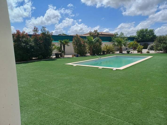 Gîte pour 8 personnes, avec jardin ainsi que terrasse et piscine