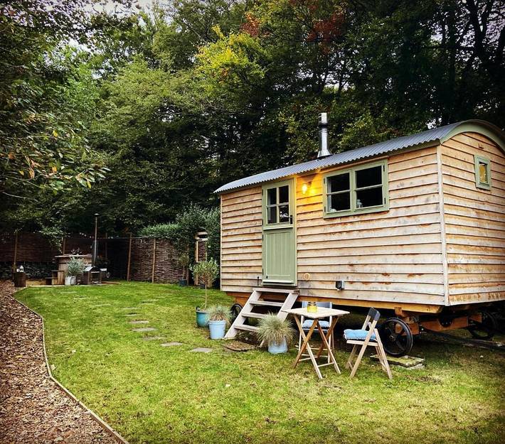 Glamping for 2 people, with Hot tub and Terrace as well as Garden and Lake view in West Yorkshire