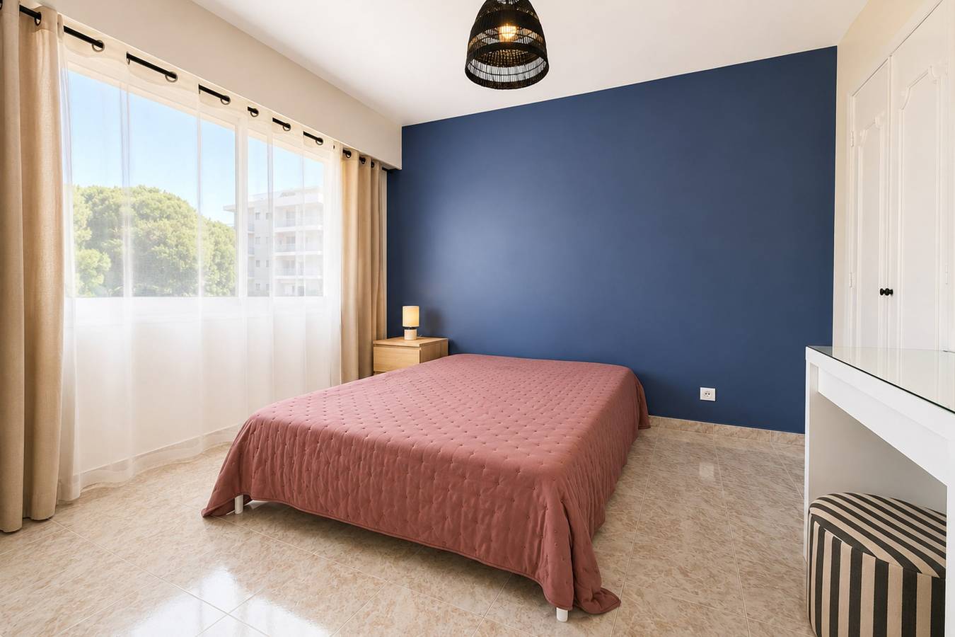 Apartamento entero, Apt for 6 Guests with Sea & Marina Views – 10 Min from Nice in Saint-Laurent-du-Var, Costa mediterránea (Francia)
